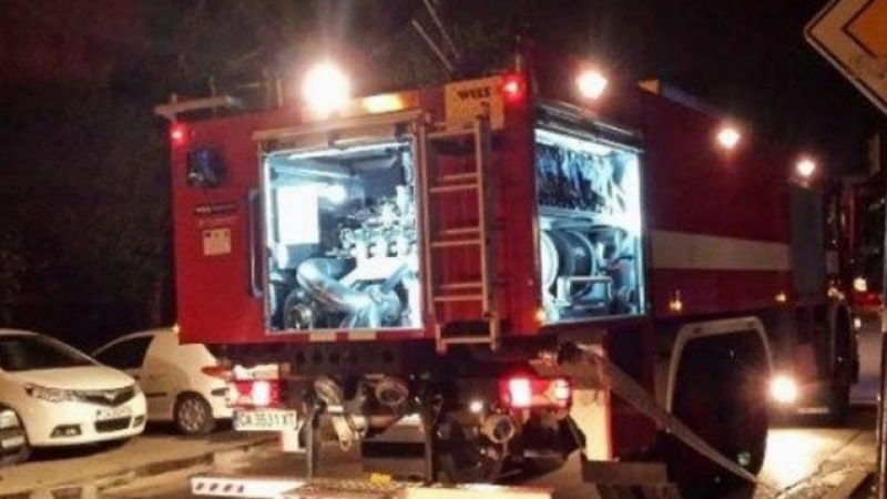 Огромни пламъци: Огнен инцидент по тъмно в блок в Петрич