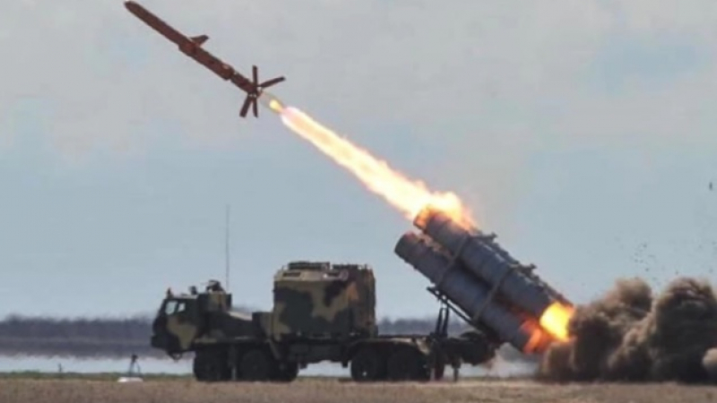 Подоляк обяви, че Украйна разполага с ракети с обсег до 1000 километра