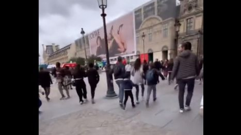 Паника и във Версай! Туристи се разбягаха във всички посоки, цяла Франция е под тревога ВИДЕО