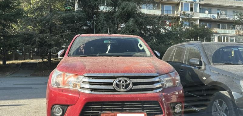 Украинец паркира джипа си пред блок във Варна и ето какво го застигна СНИМКИ