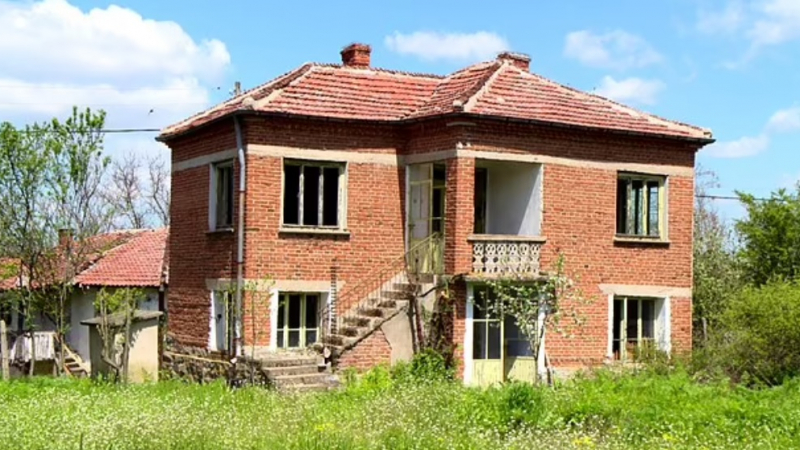 Беден шотландец си накупи къщи в България за жълти стотинки 