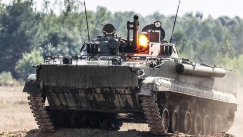 ВИДЕО от войната: Дрон на ВСУ порази руска бойна машина на пехотата