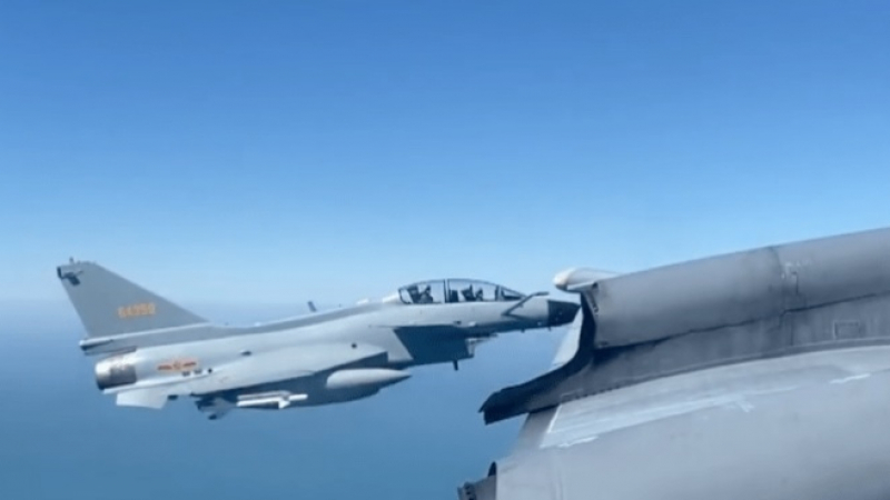 Екшън в небето: Китайски изтребител J-10 прихвана опасно канадски самолет ВИДЕО