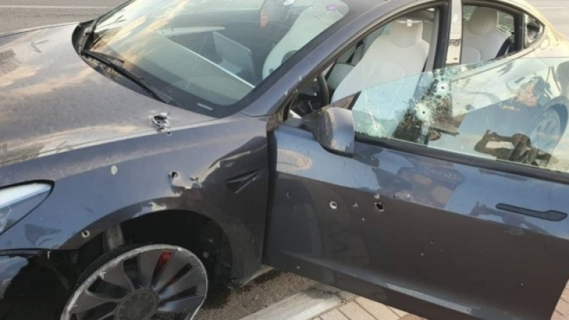 Тази кола издържа на стрелбата на терористите от Хамас и спаси живота на собственика си ВИДЕО