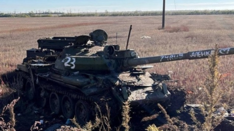 ВИДЕО от войната: Украински дрон-камикадзе нанесе удар по танк Т-62, кулата излетя