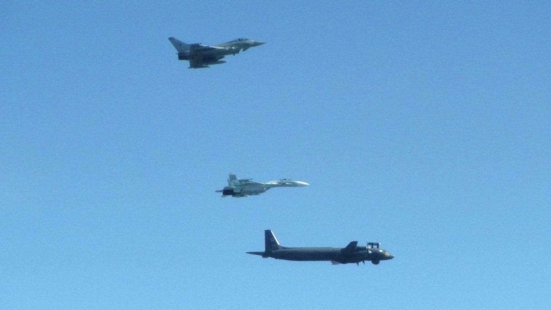 Екшън над Черно море: Руски Су-27 прихванаха британски Typhoon-и