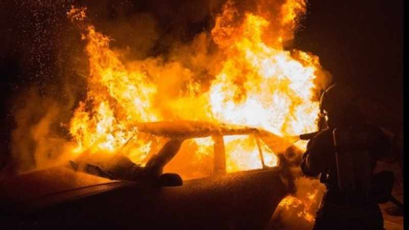 Сигнал до БЛИЦ: Автомобил горя в квартал в столицата