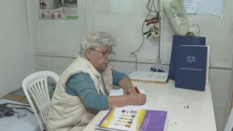Лекари на 79 и 85 години са единствени за десетки села