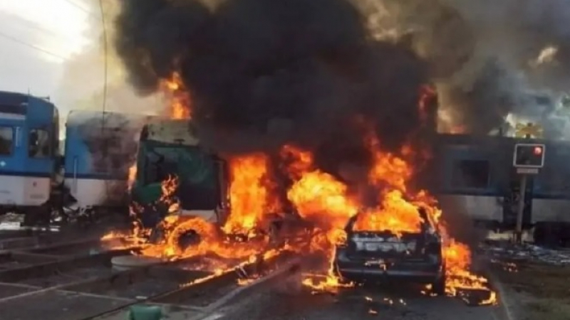 Зрелищни ВИДЕА: Огнен ужас след като влак блъсна тир на жп прелез