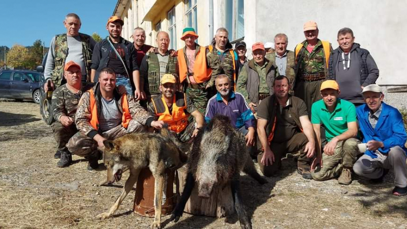 Реджеб скри шапката на колегите си авджии СНИМКИ