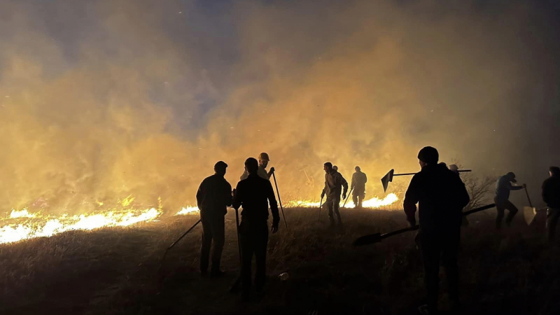 Страшно е: Огнен ужас край Костинброд, хората са в паника! Апокалиптични СНИМКИ