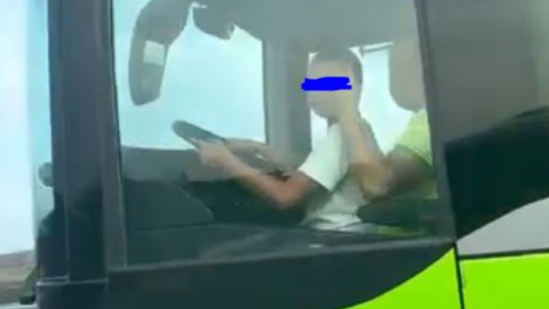 Скандално: Дете подкара пловдивски автобус ВИДЕО