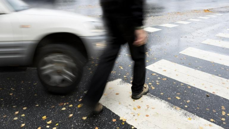Голяма беля с пешеходец в Бургас, борят се за живота му