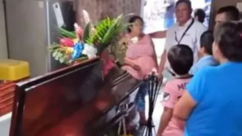 Почернена майка чу най-шокиращата вест на погребението на убития си син  