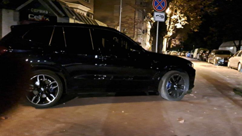 Шофьор с дипломатически джип нагло гази закона на пъпа на София СНИМКИ 