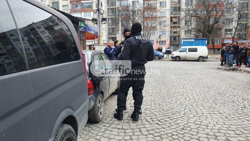 Маскирани ченгета нахлуха в "Столипиново", натръшкаха...