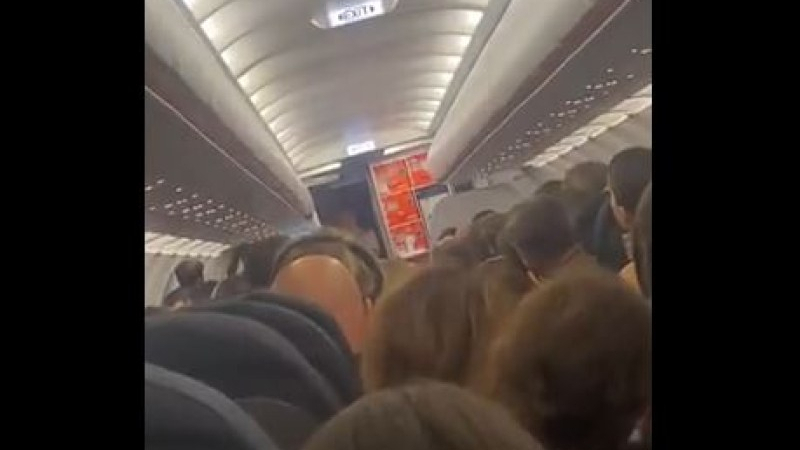 Пътници беснеят, отложиха полета им с ден заради безумно миризлива причина