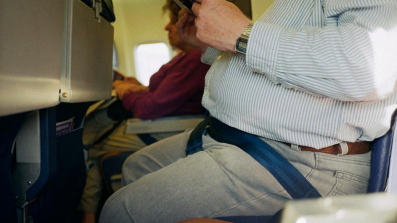 Какво да сторим, ако седнем до много дебел пътник в самолет