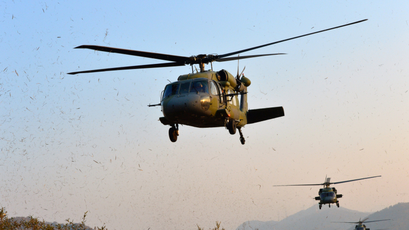 Бойни вертолети на САЩ кръстосват небето ни, МО разкри причината 