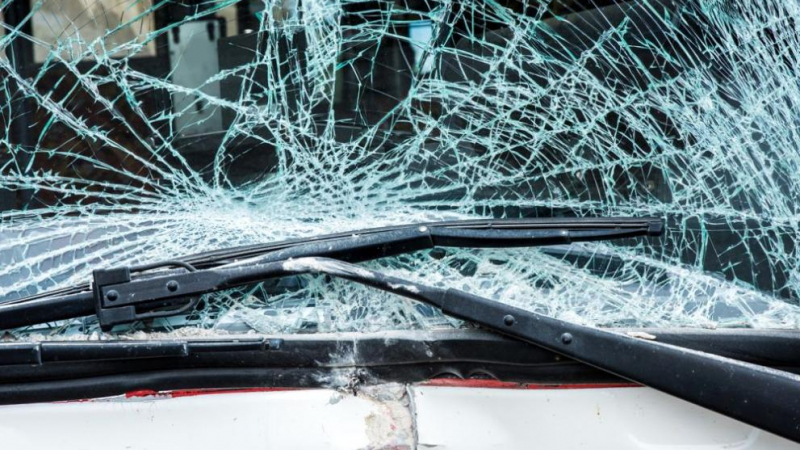 До 5 години затвор заплашват шофьора, разбил с ръце стъклото на бус в Пловдив
