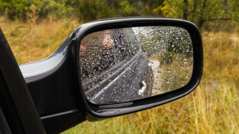 Показаха лесен начин за поддържане огледалата на колата сухи, когато вали ВИДЕО
