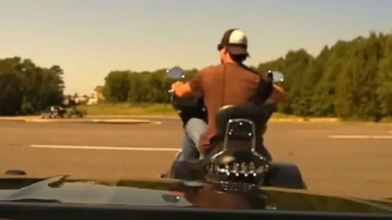 Зрелищни ВИДЕА: Полицай с патрулка направи таран на мотоциклетист с Harley-Davidson