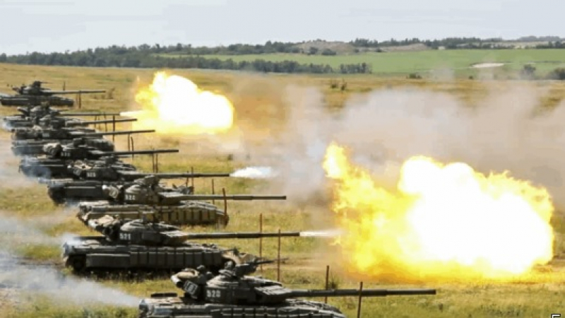 ВИДЕО от фронта: Руски танкове поразиха позиции на ВСУ в Мариинка