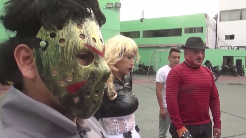Навръх Хелоуин: Полицаи с маски от филми на ужасите разбиха опасен наркокартел ВИДЕО