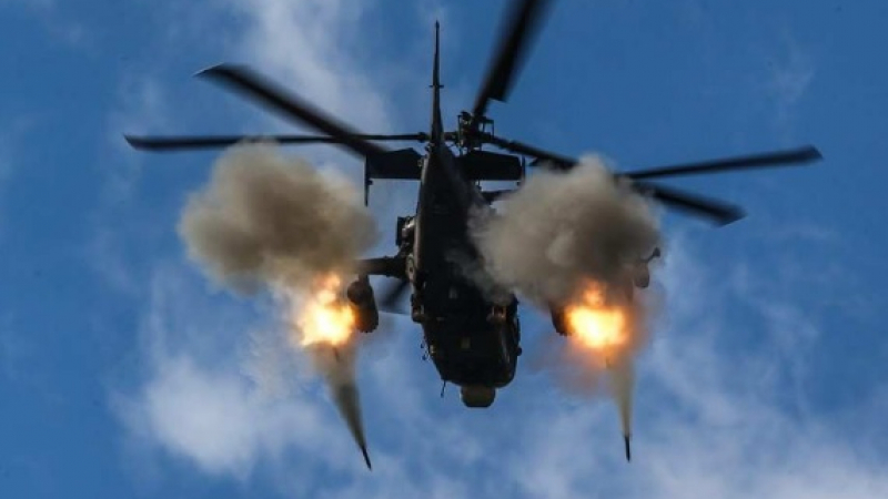 ВИДЕО от фронта: Хеликоптер Ка-52 поразява бронирана техника на ВСУ
