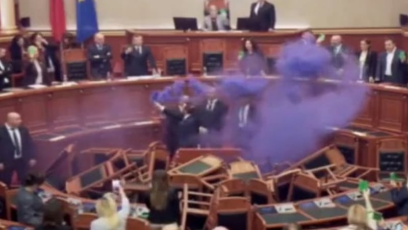 Страшен кютек в албанския парламент: Депутатите го обърнаха на пълен цирк ВИДЕО 