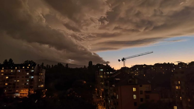 Стойте си по къщите: Стихията „Киаран“ фучи към България, очакват се торнадо и порои КАРТА