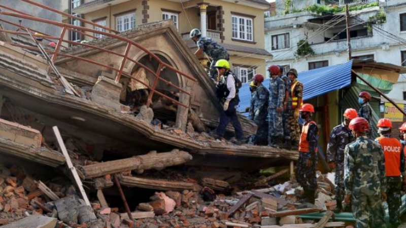 Трагедията е неописуема! Не спират да броят трупове в Непал ВИДЕО