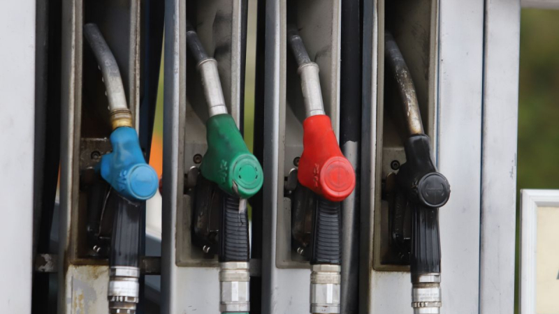 Експерт с важни новини за всички шофьори, цената на бензина няма да се промени до....