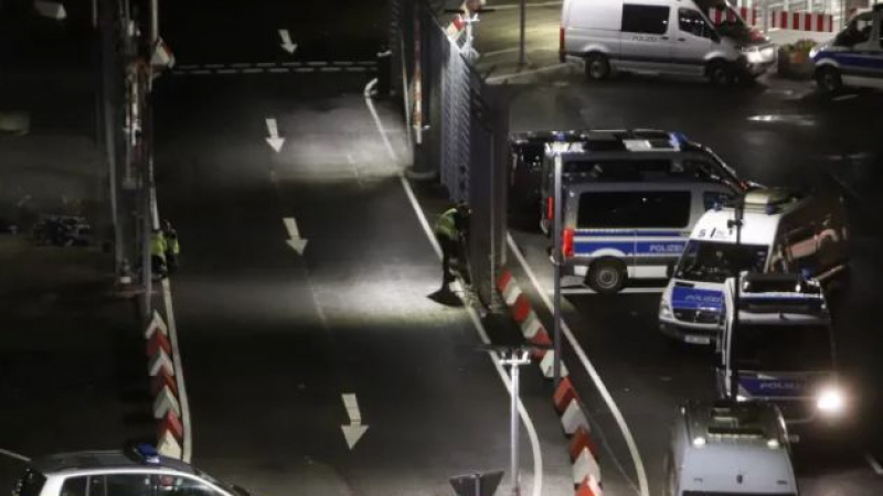 Извънредна ситуация на летището в Хамбург, мъж нахлу с кола и автомат на пистата и... СНИМКИ