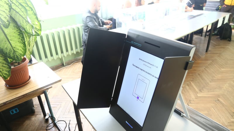 Кошмарът продължава: Машини дават фира, хората не могат да гласуват