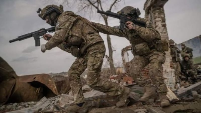 ВИДЕО 18+ от войната: Украински боец ​​тича след като губи ръката си в битка