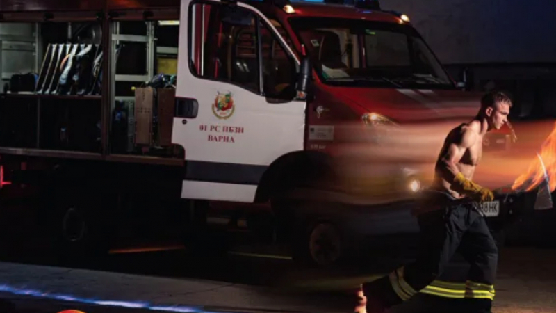 Горещи СНИМКИ: Наши пожарникари хвърлиха дрехите