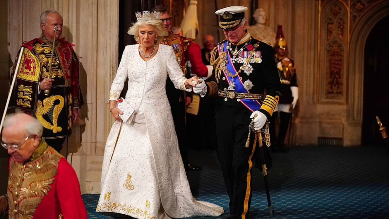 Монархията е в паника: Този проблем на Камила може да унищожи Чарлз! СНИМКИ