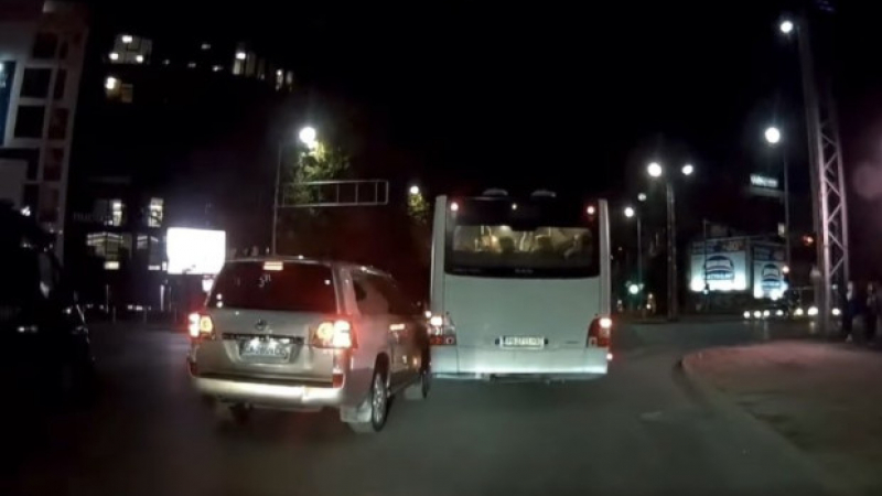 Шофьор на автобус на градския транспорт в Пловдив ошашави всички с безумната си маневра ВИДЕО