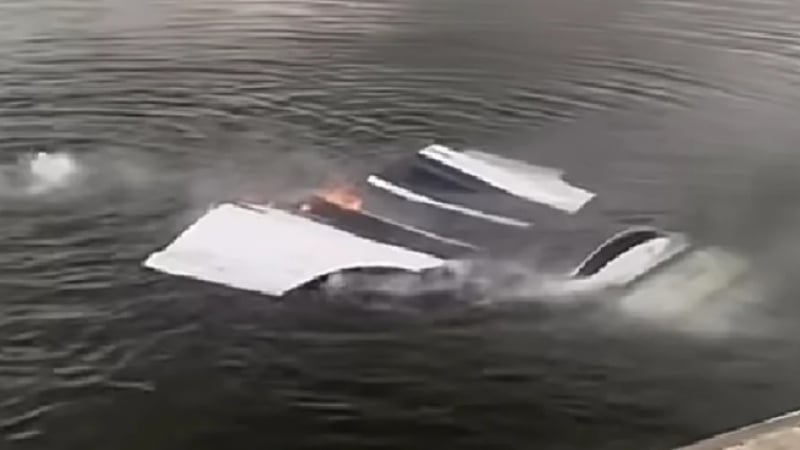 Удивителен случай:  Електрическа кола падна в морето и се запали под водата ВИДЕО