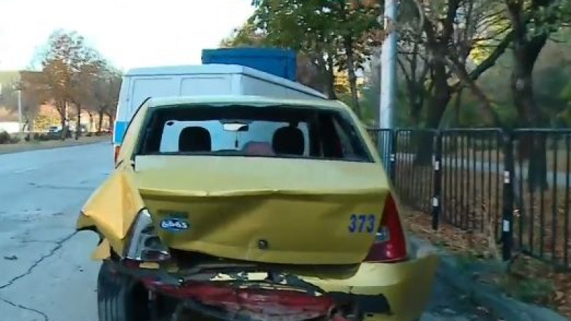Млад шофьор направи страшно меле с четири автомобила в Пловдив ВИДЕО