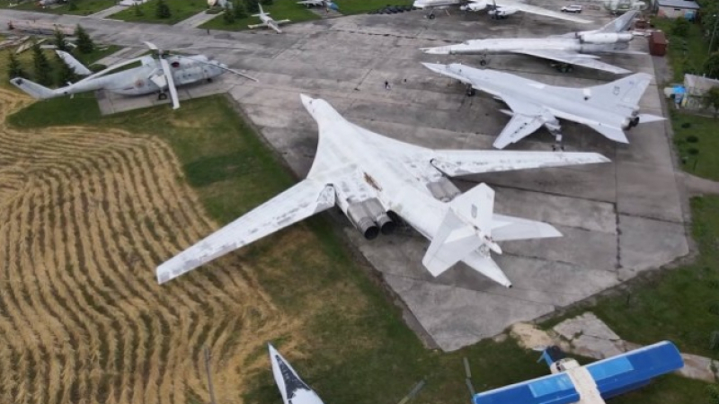 eRadar: Русия струпва бомбардировачи Ту-95 и Ту-160 в авиобаза "Енгелс" СНИМКА