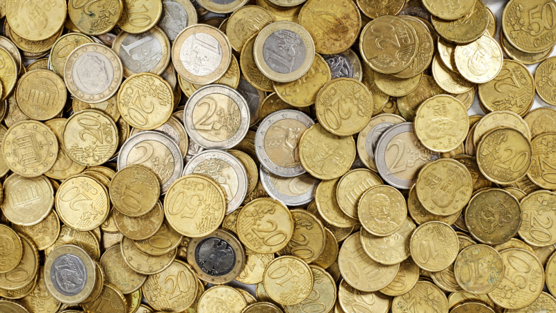 Спипаха румънец с 62 кила монети - бил ги намерил до кофа за боклук 