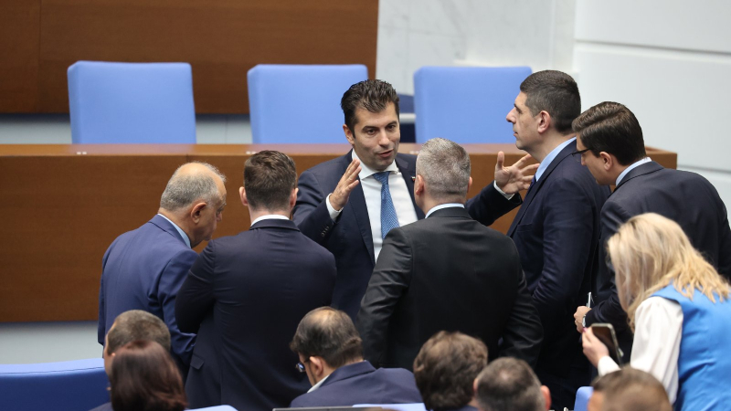 Ето кой депутат на ПП-ДБ не гласува "против" правителството на Желязков 