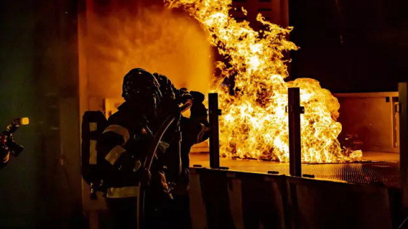Няма край: Нов огнен ад в жилищен блок в Бургас, хвърчат пожарни 