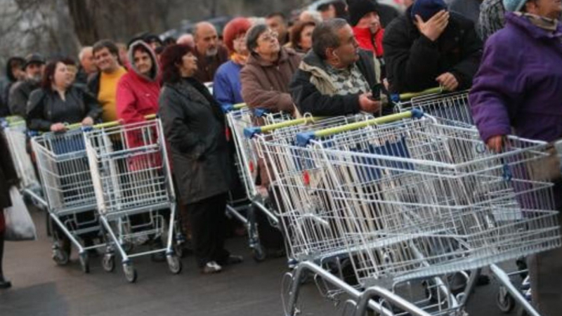 Истерия като през 90-те! Опашки и бой за евтини храни по магазините в София