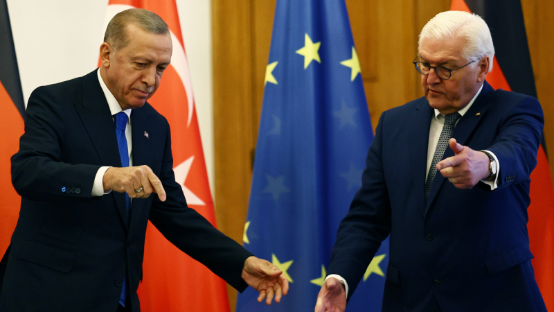 Искри: Германският президент и Ердоган се захапаха насред Европа