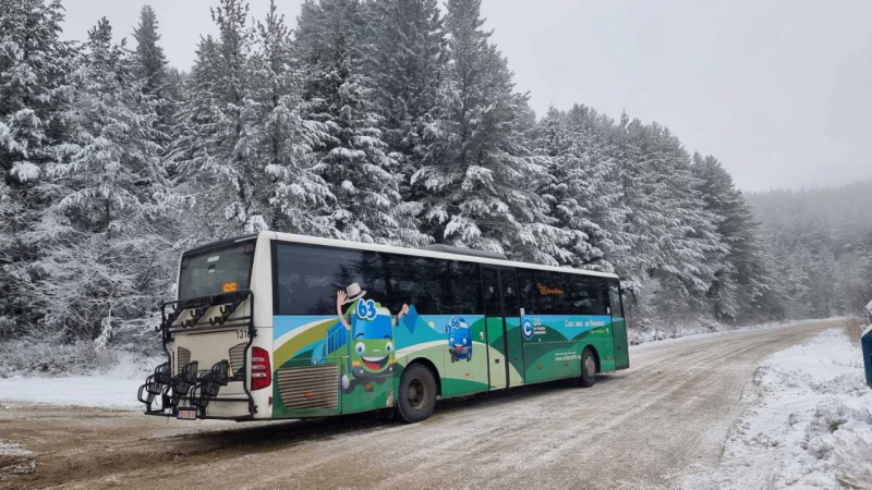 Шест машини чистят снега в Природен парк „Витоша"