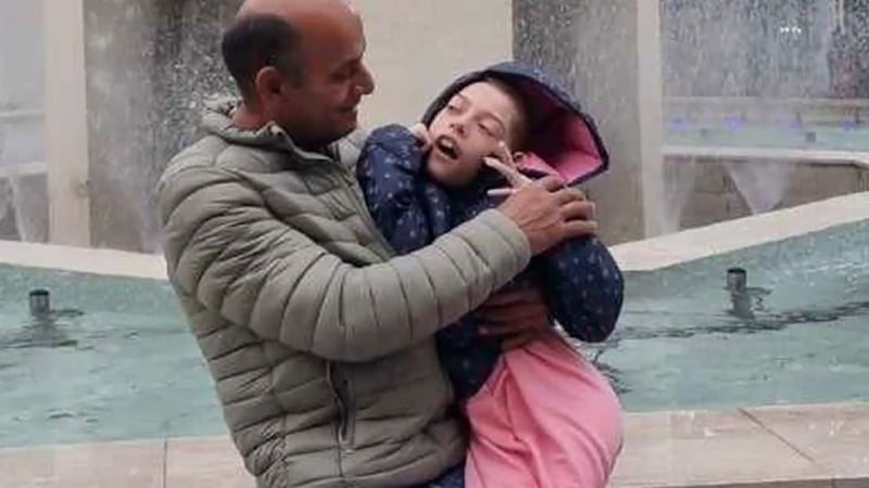 Зов за помощ: Помогнете на Димитър и тежко болната му дъщеричка да сбъднат мечтата си за баня ВИДЕО