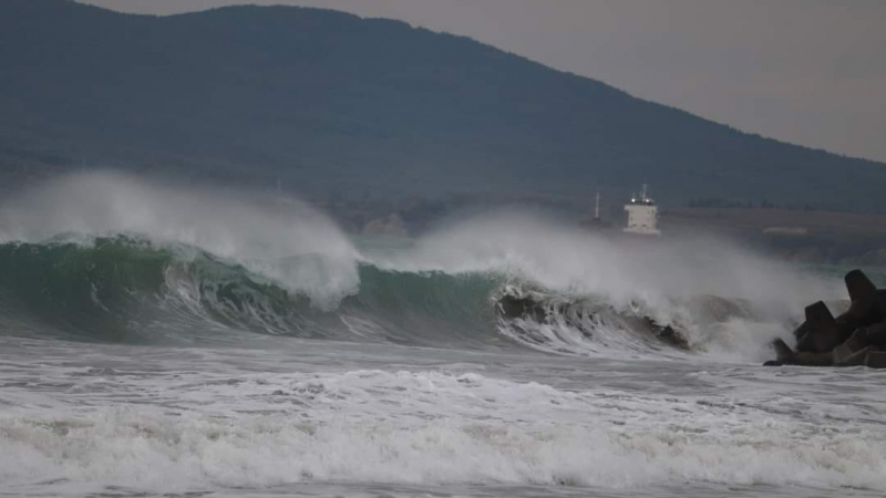 5-метрови вълни се вдигнаха край Варна, вятърът изби дограми и повали огради ВИДЕО